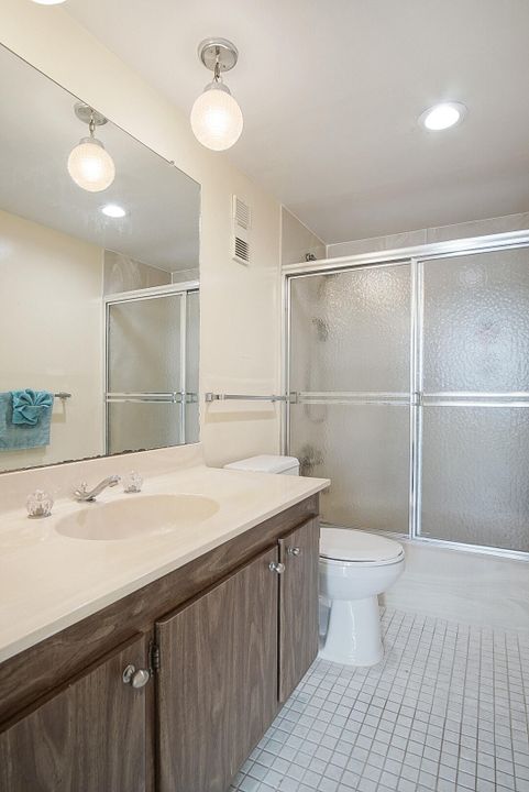 For Sale: $399,900 (2 beds, 2 baths, 1008 Square Feet)