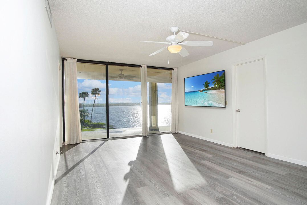 For Sale: $399,900 (2 beds, 2 baths, 1008 Square Feet)