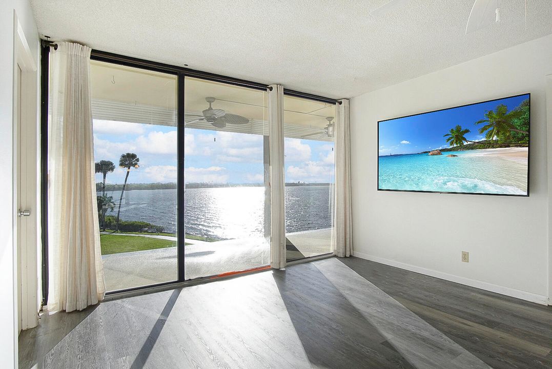 For Sale: $399,900 (2 beds, 2 baths, 1008 Square Feet)