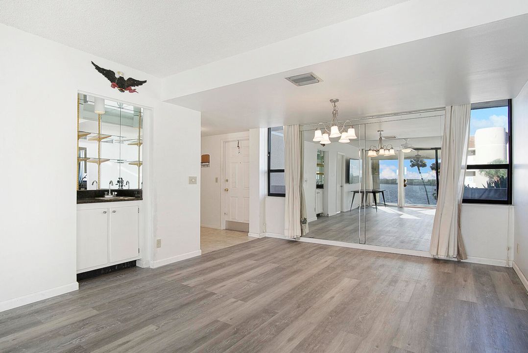 For Sale: $399,900 (2 beds, 2 baths, 1008 Square Feet)