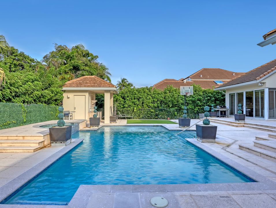 Activo con contrato: $2,850,000 (4 camas, 5 baños, 4409 Pies cuadrados)