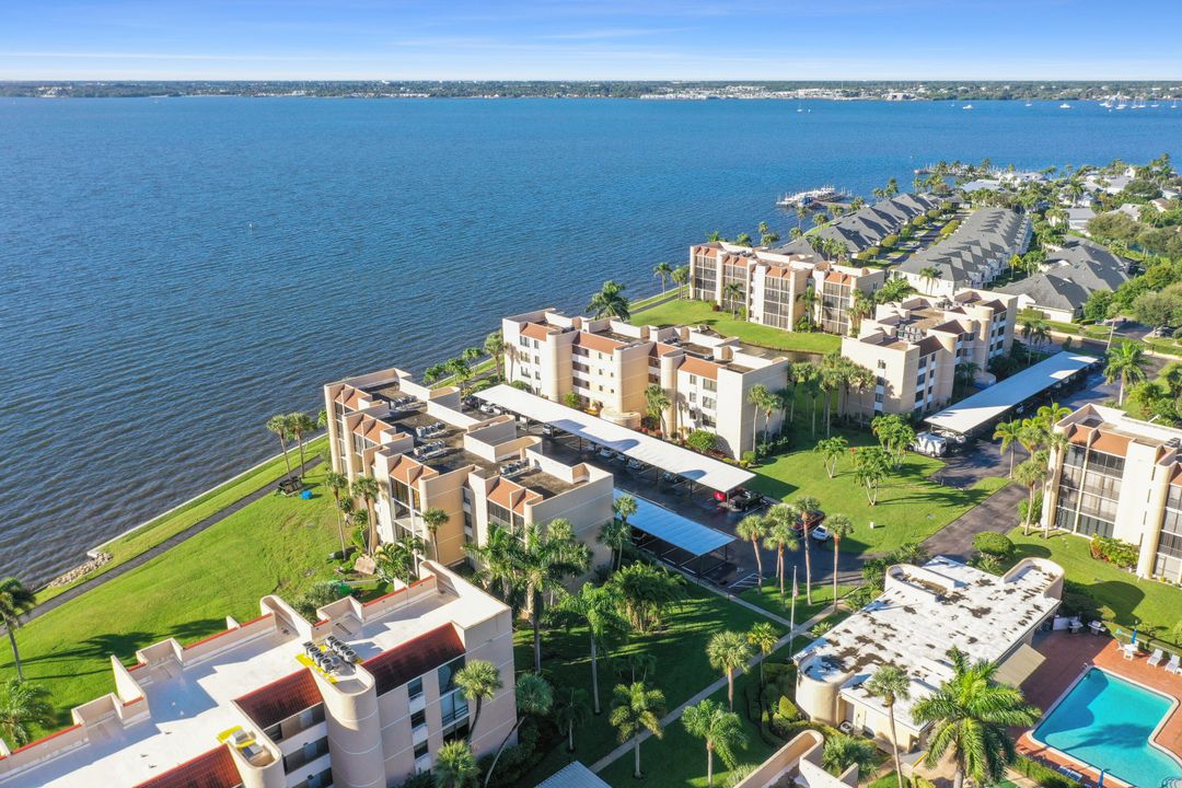 For Sale: $399,900 (2 beds, 2 baths, 1008 Square Feet)