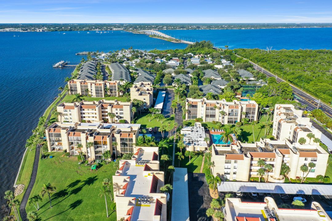 For Sale: $399,900 (2 beds, 2 baths, 1008 Square Feet)