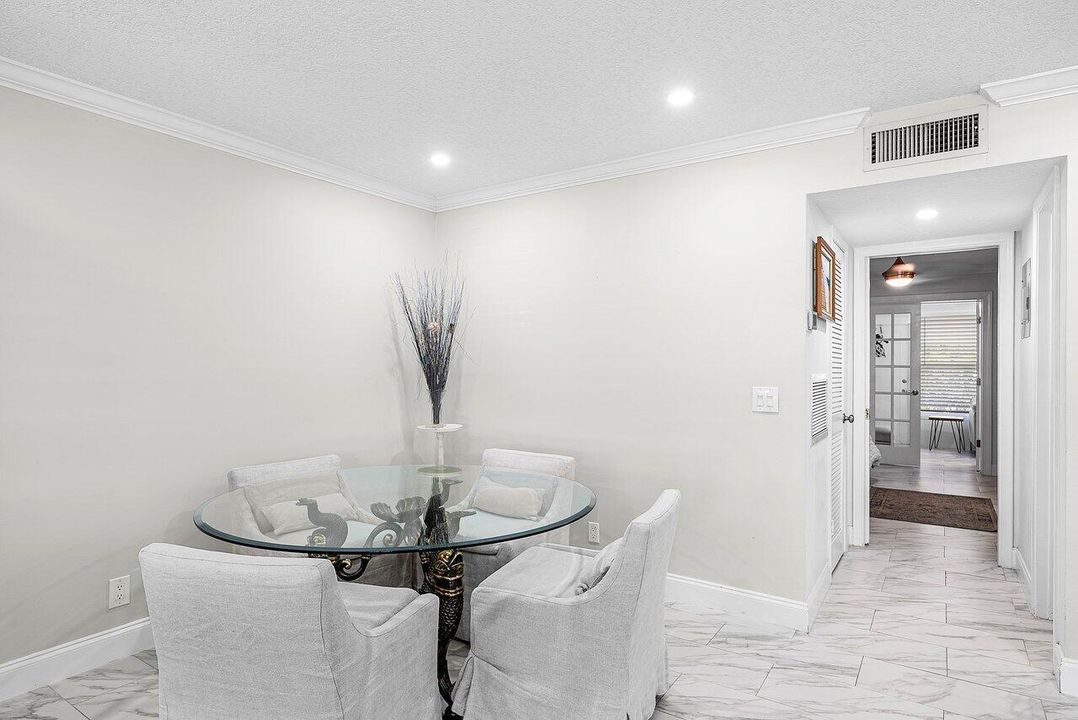 合同活跃: $2,000 (1 贝兹, 1 浴室, 1122 平方英尺)