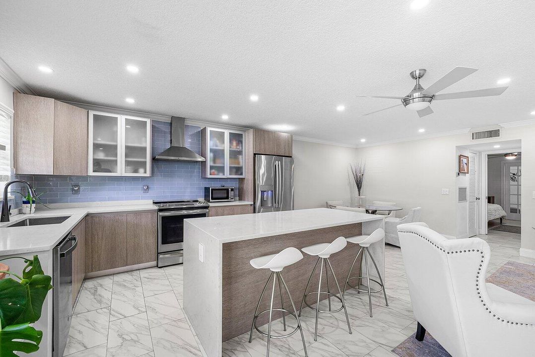 合同活跃: $2,000 (1 贝兹, 1 浴室, 1122 平方英尺)