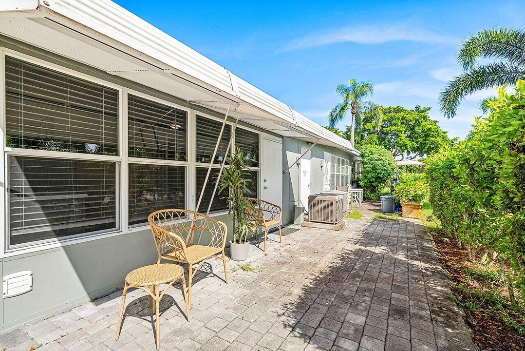 合同活跃: $2,000 (1 贝兹, 1 浴室, 1122 平方英尺)