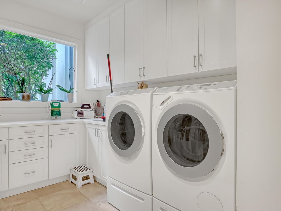 Activo con contrato: $2,850,000 (4 camas, 5 baños, 4409 Pies cuadrados)