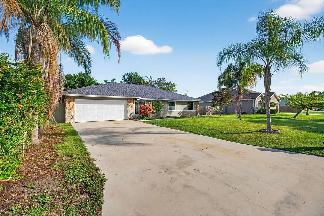 Под контрактом: $339,900 (4 спален, 2 ванн, 2028 Квадратных фут)