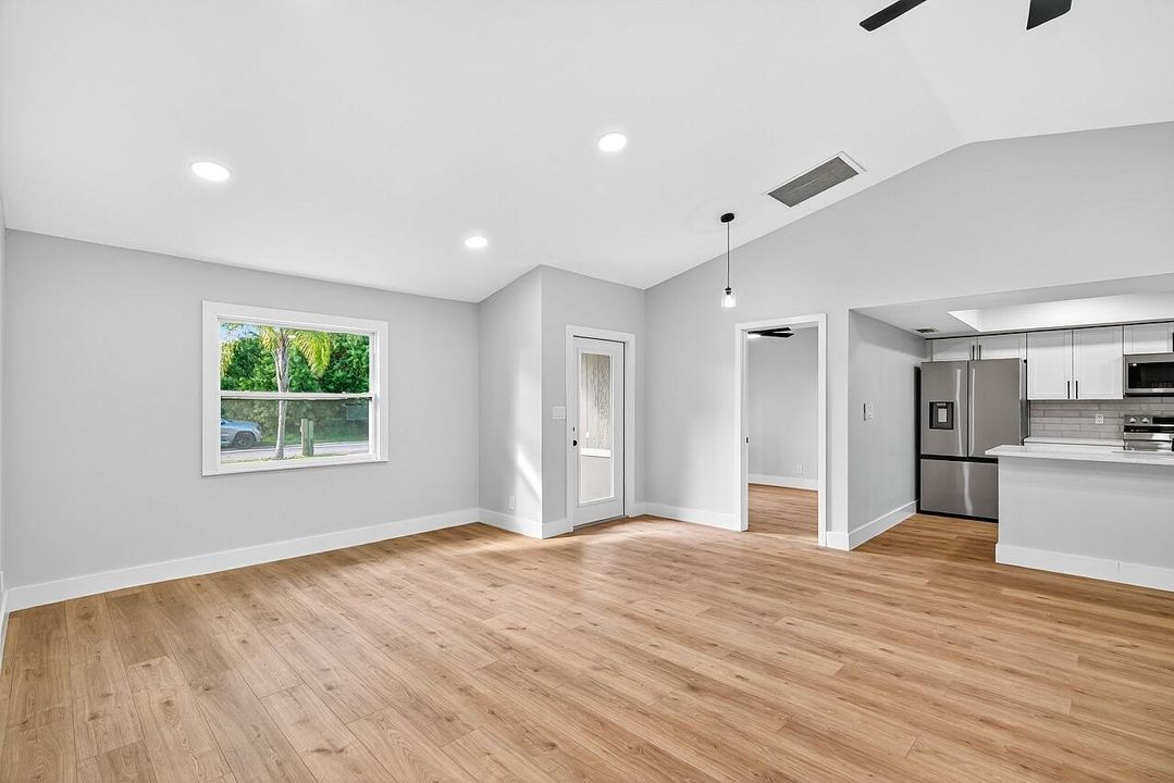 Под контрактом: $339,900 (4 спален, 2 ванн, 2028 Квадратных фут)