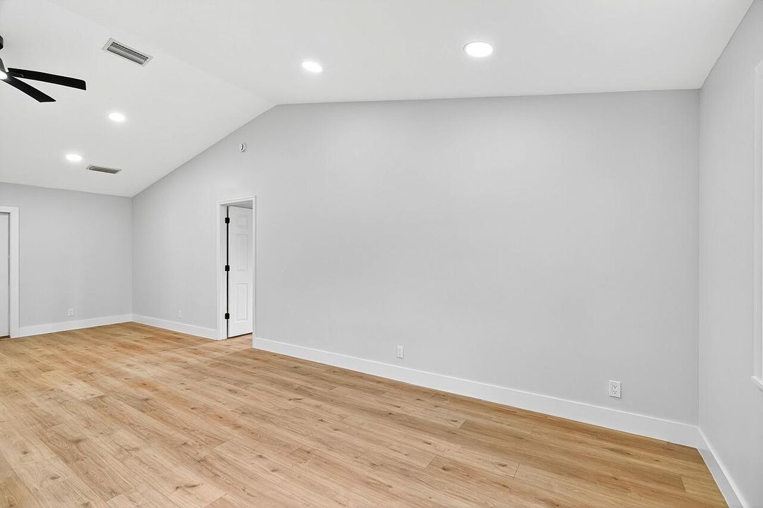 Под контрактом: $339,900 (4 спален, 2 ванн, 2028 Квадратных фут)