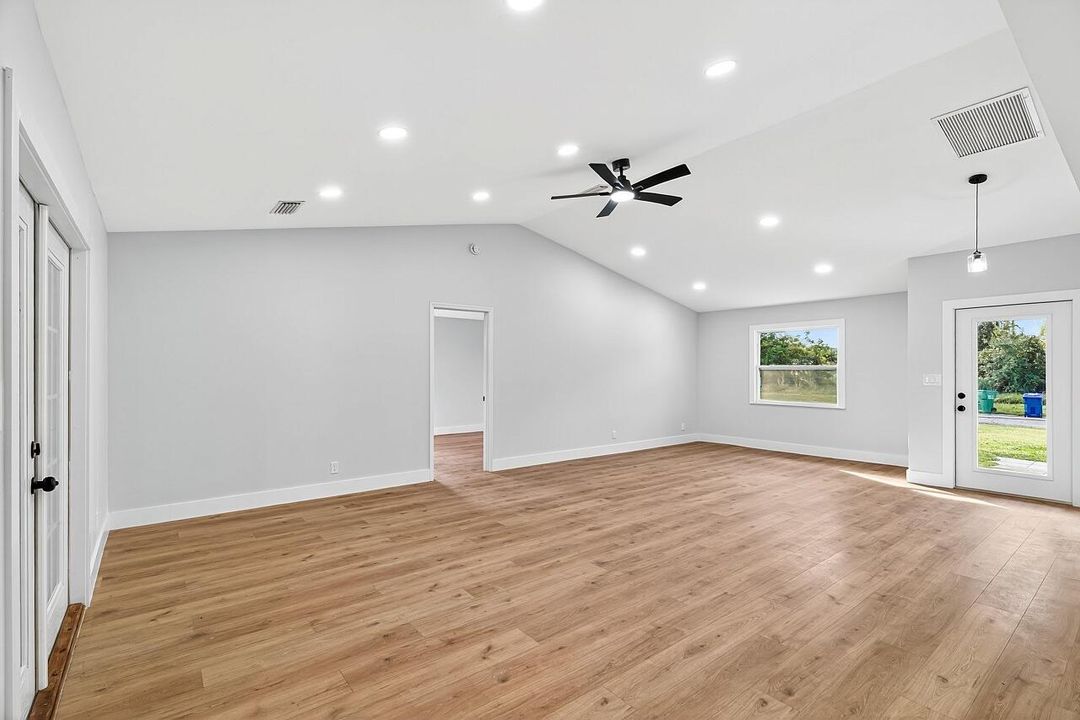 Под контрактом: $339,900 (4 спален, 2 ванн, 2028 Квадратных фут)