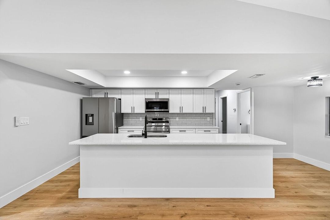 Под контрактом: $339,900 (4 спален, 2 ванн, 2028 Квадратных фут)