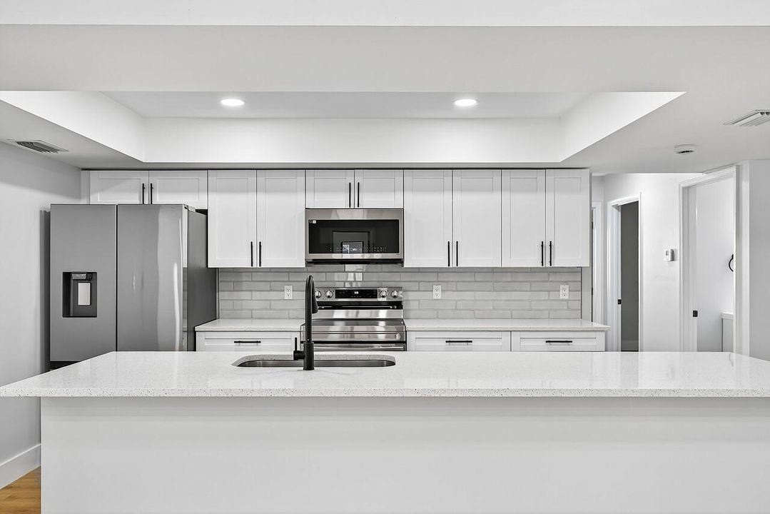 Под контрактом: $339,900 (4 спален, 2 ванн, 2028 Квадратных фут)