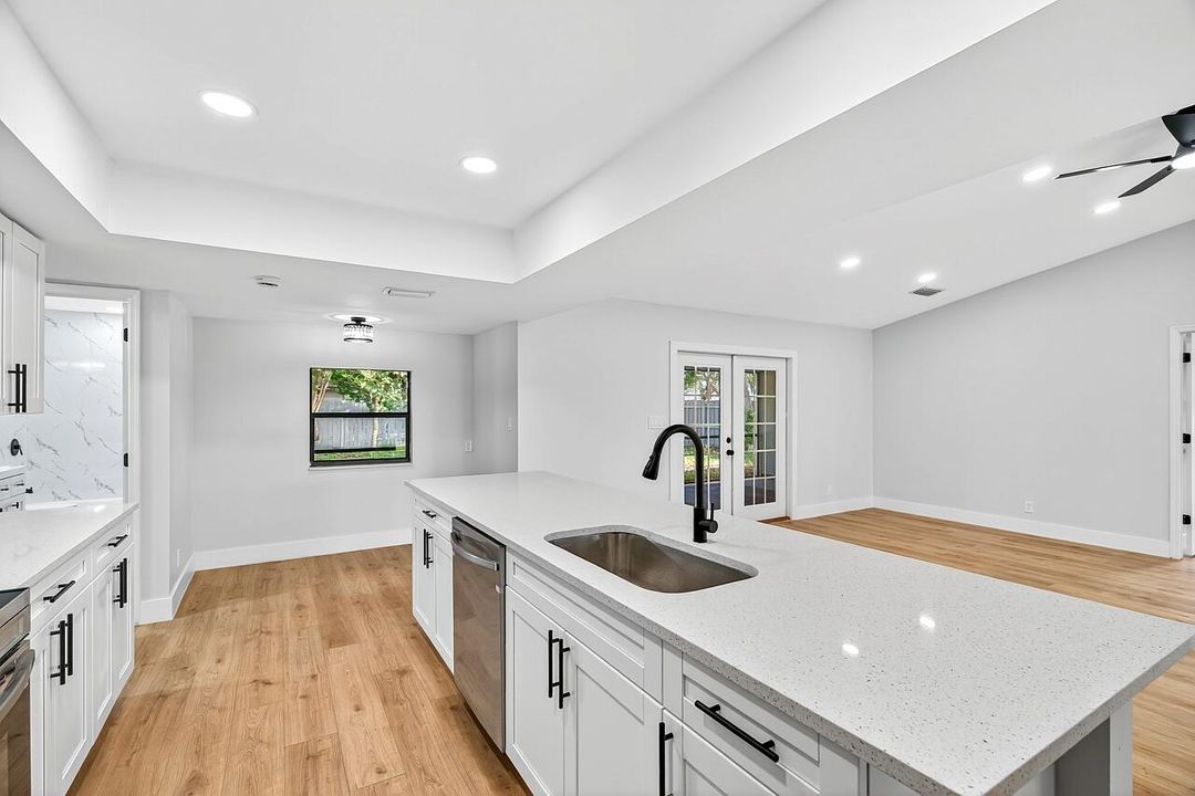 Под контрактом: $339,900 (4 спален, 2 ванн, 2028 Квадратных фут)