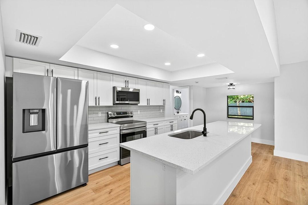 Под контрактом: $339,900 (4 спален, 2 ванн, 2028 Квадратных фут)