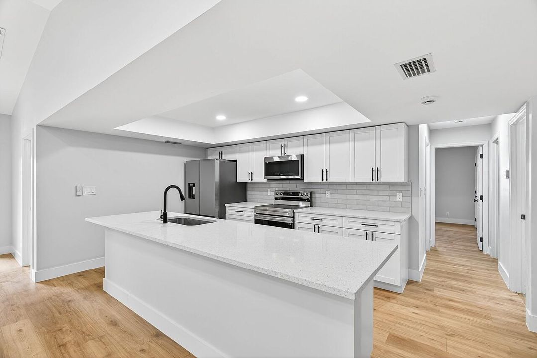 Под контрактом: $339,900 (4 спален, 2 ванн, 2028 Квадратных фут)