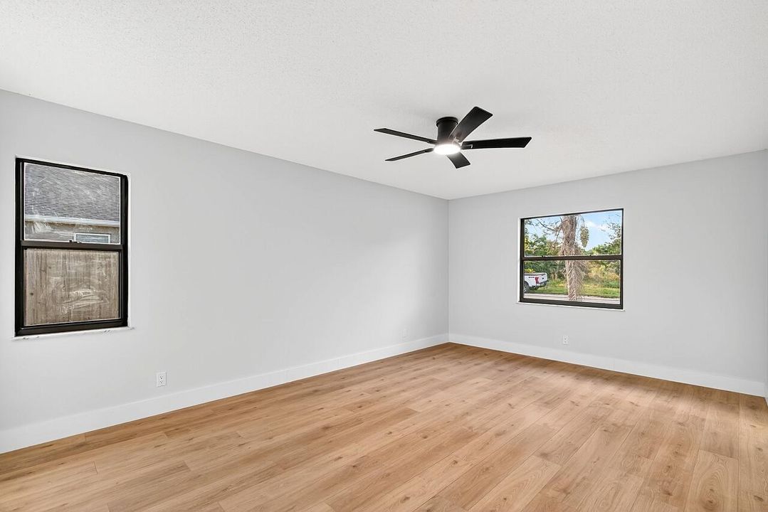 Под контрактом: $339,900 (4 спален, 2 ванн, 2028 Квадратных фут)