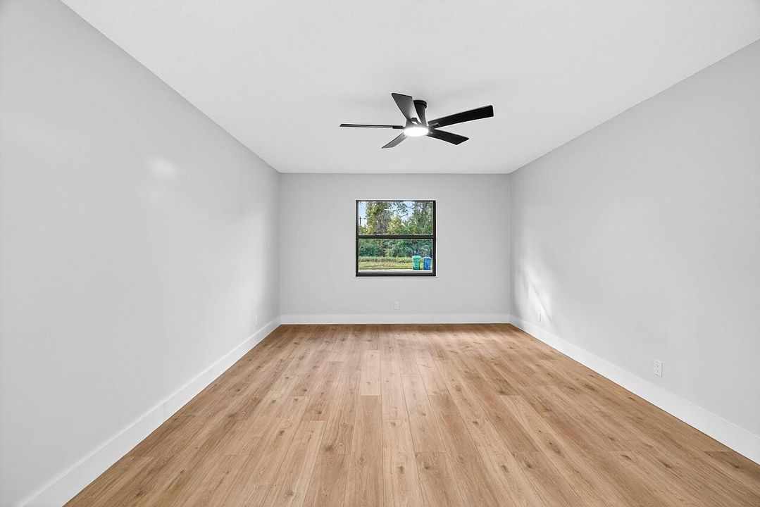 Под контрактом: $339,900 (4 спален, 2 ванн, 2028 Квадратных фут)