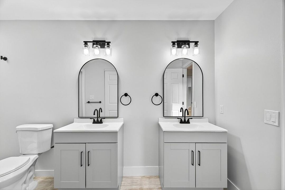 Под контрактом: $339,900 (4 спален, 2 ванн, 2028 Квадратных фут)