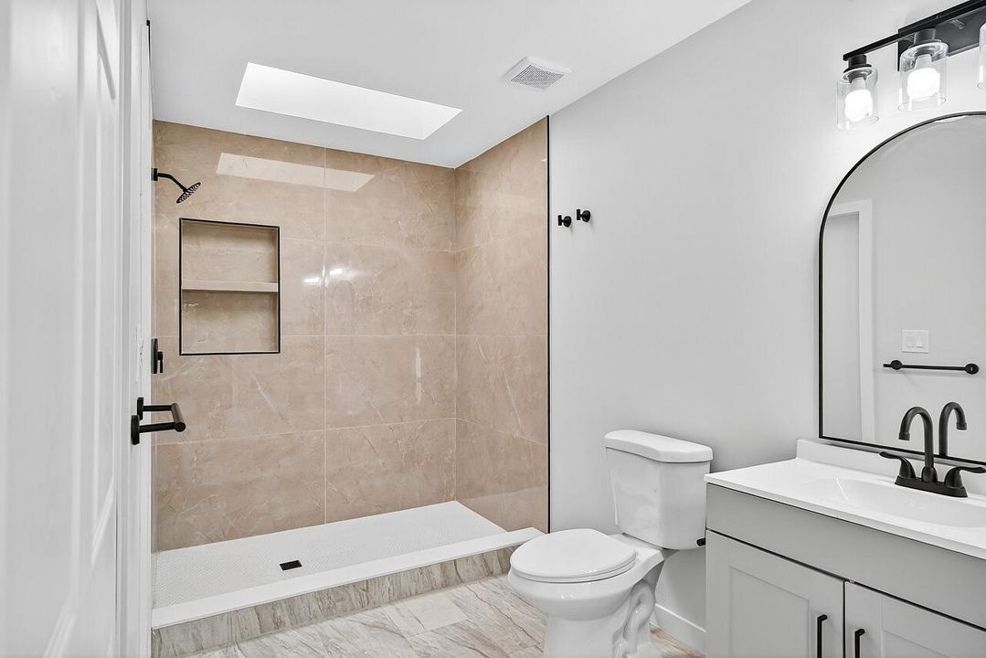 Под контрактом: $339,900 (4 спален, 2 ванн, 2028 Квадратных фут)