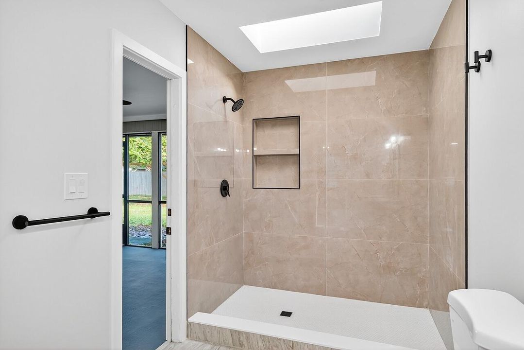 Под контрактом: $339,900 (4 спален, 2 ванн, 2028 Квадратных фут)