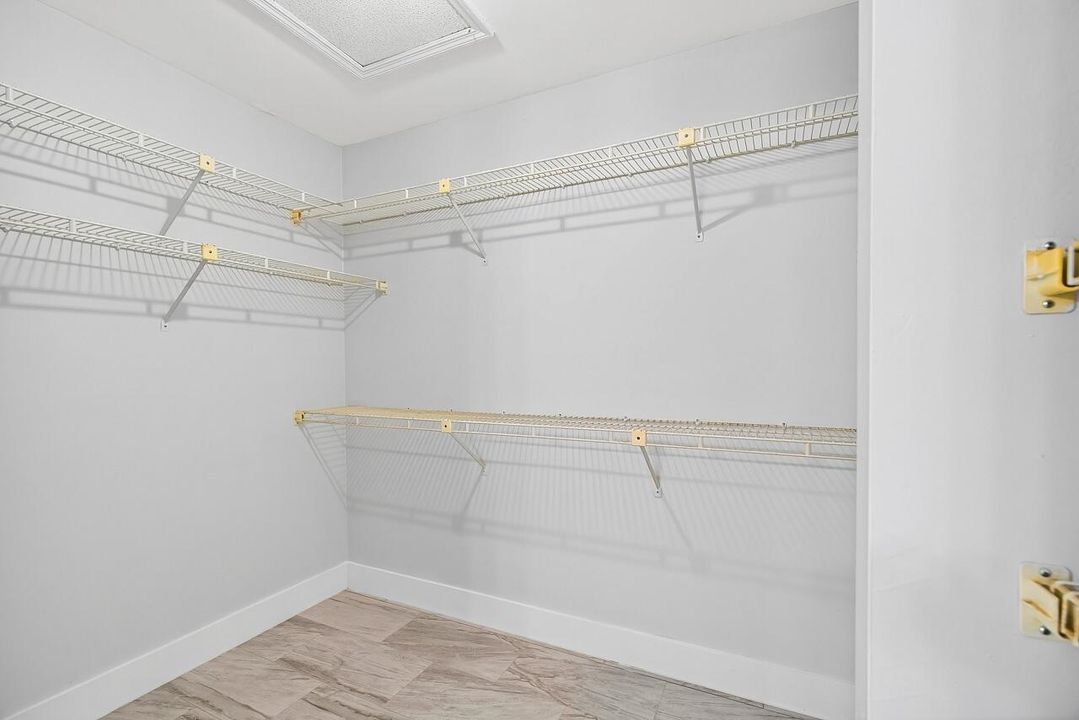 Под контрактом: $339,900 (4 спален, 2 ванн, 2028 Квадратных фут)