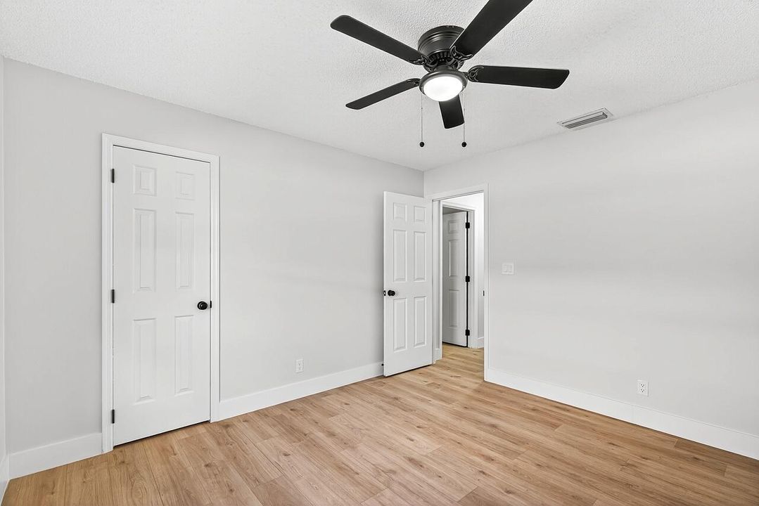 Под контрактом: $339,900 (4 спален, 2 ванн, 2028 Квадратных фут)