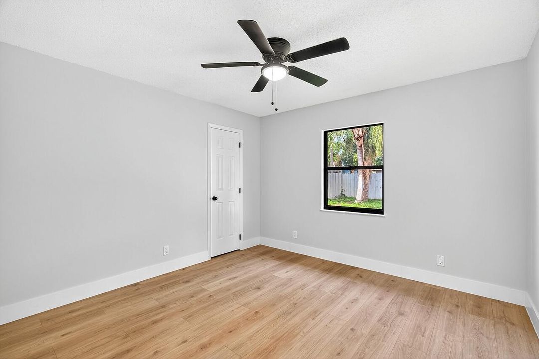 Под контрактом: $339,900 (4 спален, 2 ванн, 2028 Квадратных фут)