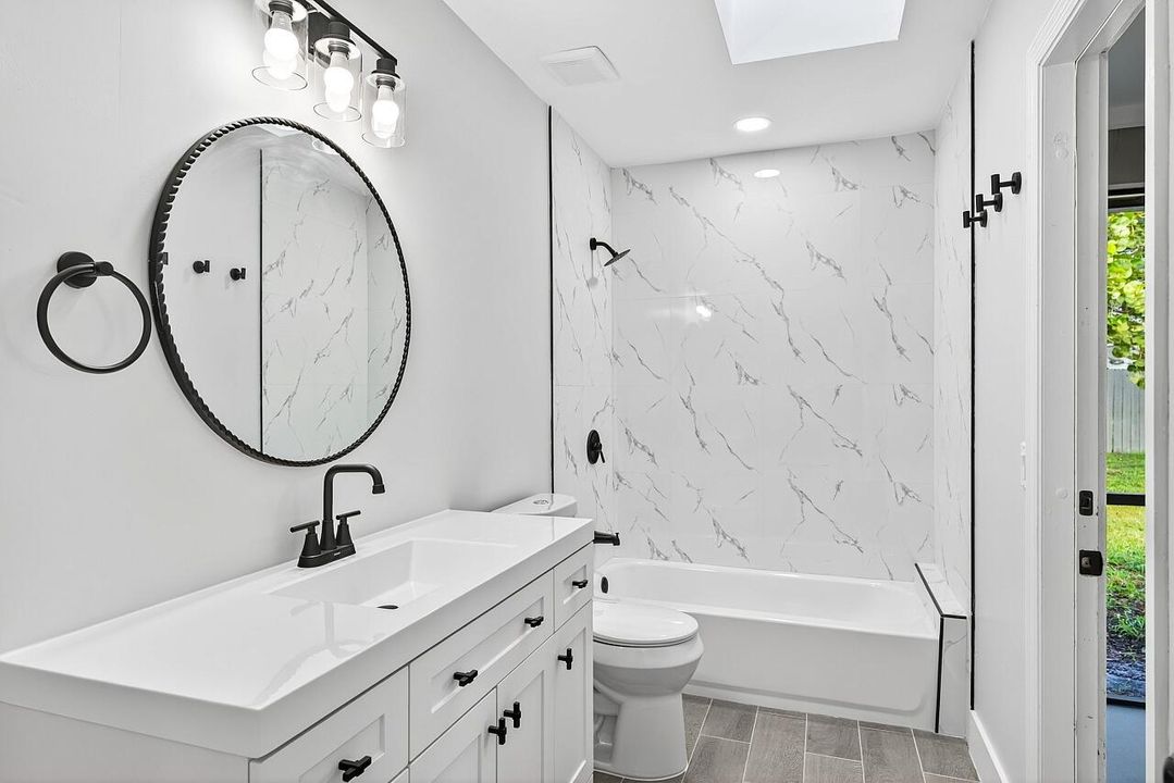 Под контрактом: $339,900 (4 спален, 2 ванн, 2028 Квадратных фут)