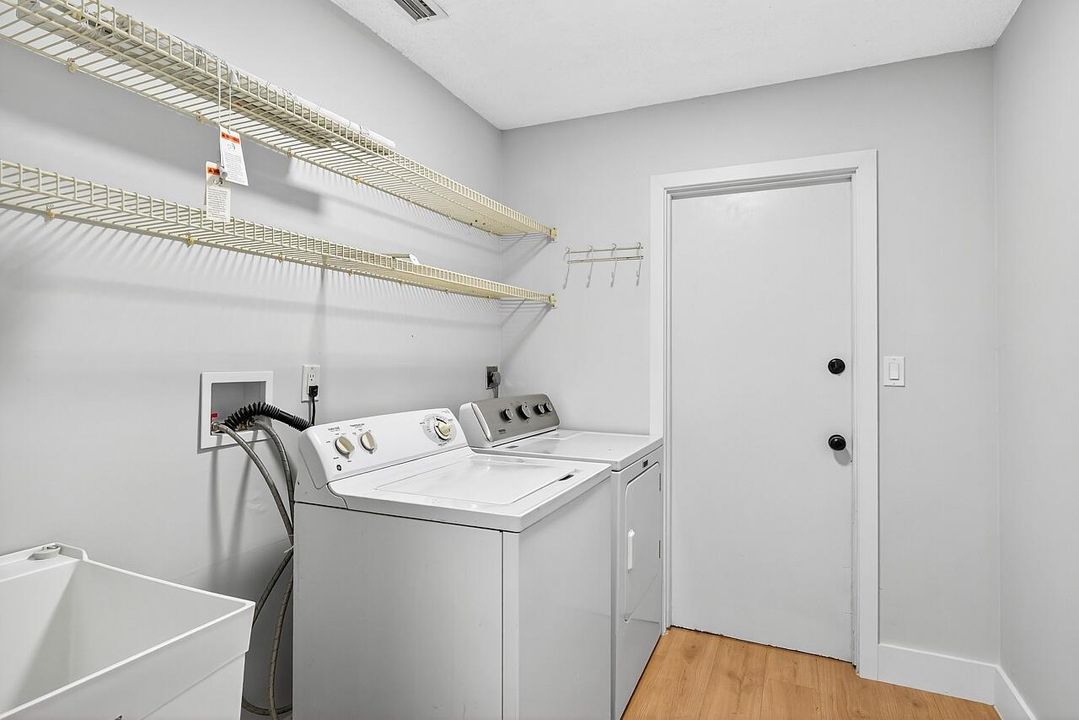 Под контрактом: $339,900 (4 спален, 2 ванн, 2028 Квадратных фут)