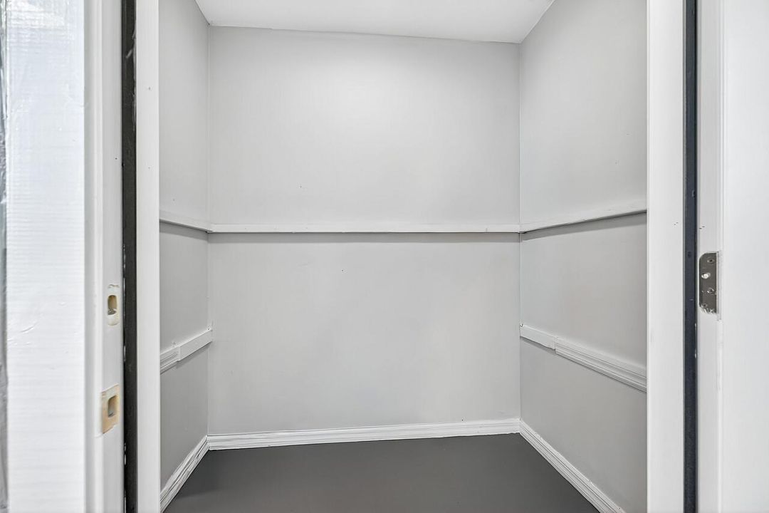 Под контрактом: $339,900 (4 спален, 2 ванн, 2028 Квадратных фут)