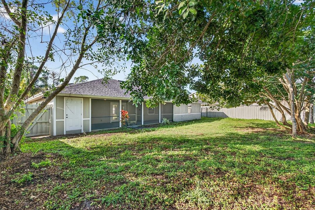 Под контрактом: $339,900 (4 спален, 2 ванн, 2028 Квадратных фут)