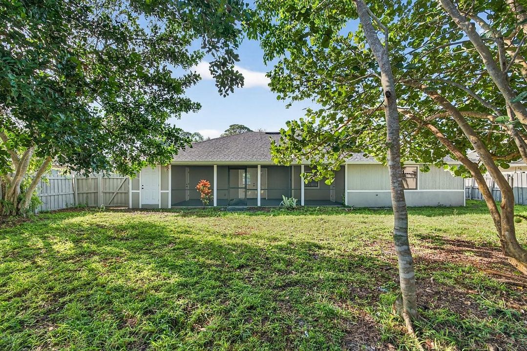 Под контрактом: $339,900 (4 спален, 2 ванн, 2028 Квадратных фут)