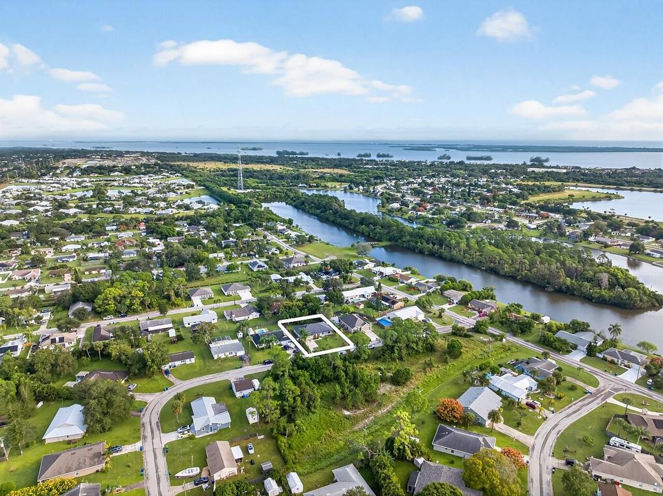 Под контрактом: $339,900 (4 спален, 2 ванн, 2028 Квадратных фут)