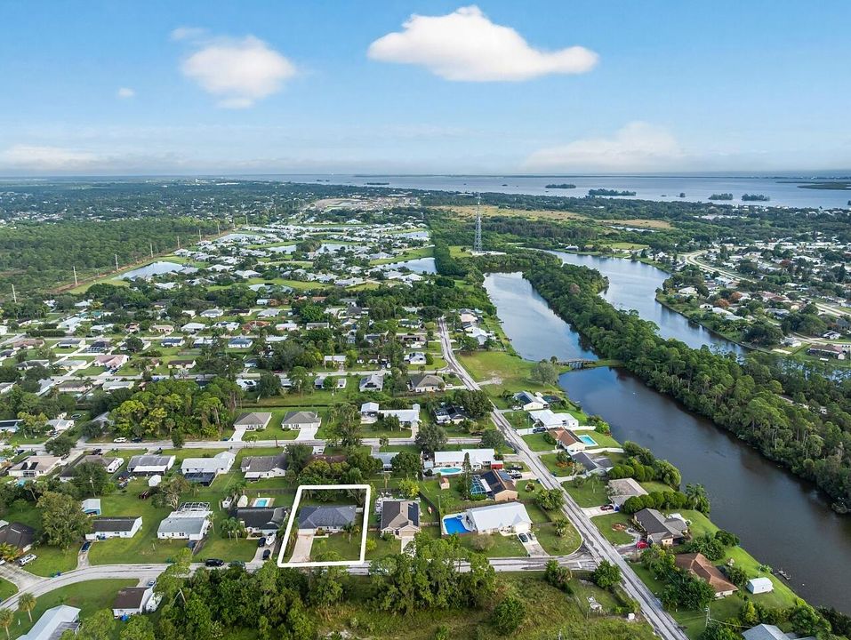 Под контрактом: $339,900 (4 спален, 2 ванн, 2028 Квадратных фут)