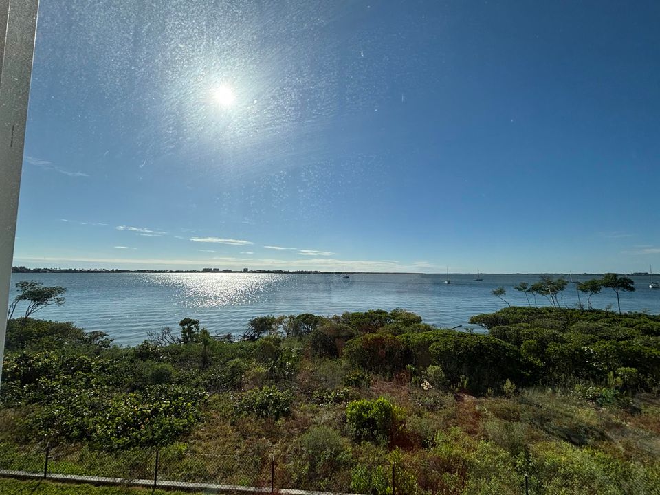 For Sale: $460,000 (2 beds, 2 baths, 1989 Square Feet)