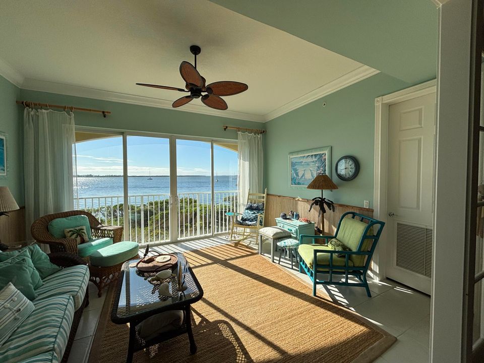 For Sale: $460,000 (2 beds, 2 baths, 1989 Square Feet)