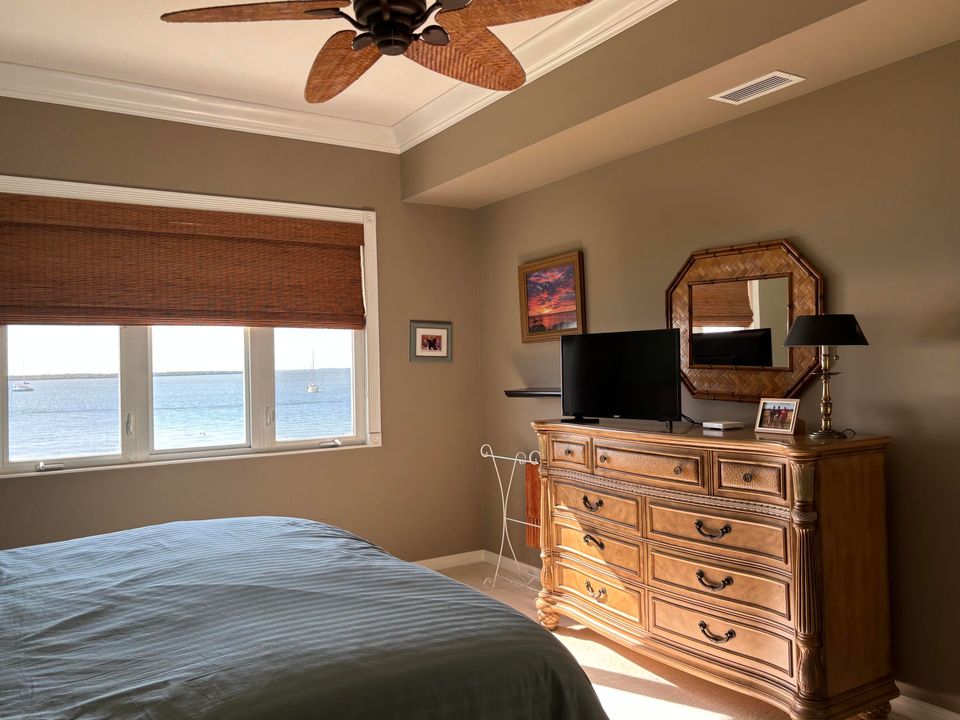 For Sale: $460,000 (2 beds, 2 baths, 1989 Square Feet)