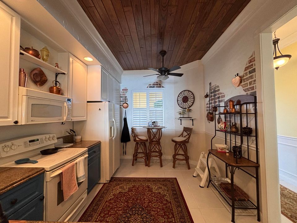 For Sale: $460,000 (2 beds, 2 baths, 1989 Square Feet)