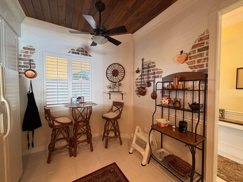 For Sale: $460,000 (2 beds, 2 baths, 1989 Square Feet)