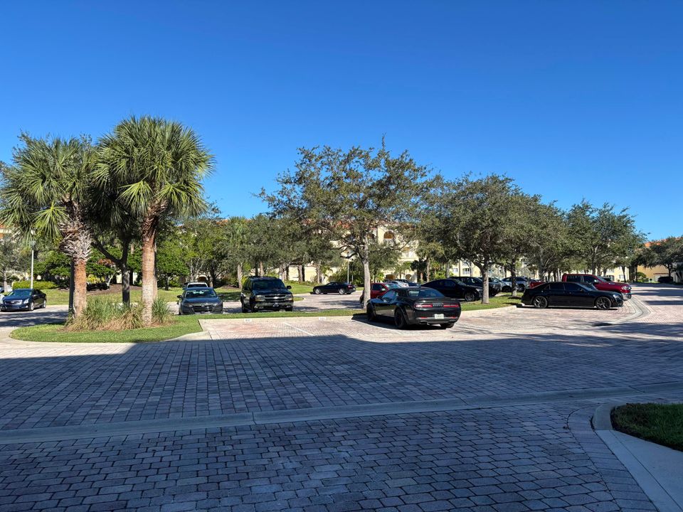 For Sale: $460,000 (2 beds, 2 baths, 1989 Square Feet)