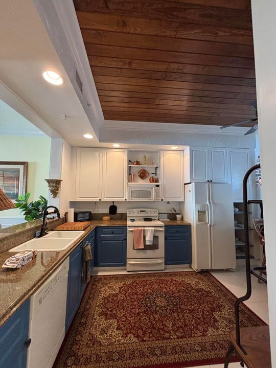 For Sale: $460,000 (2 beds, 2 baths, 1989 Square Feet)