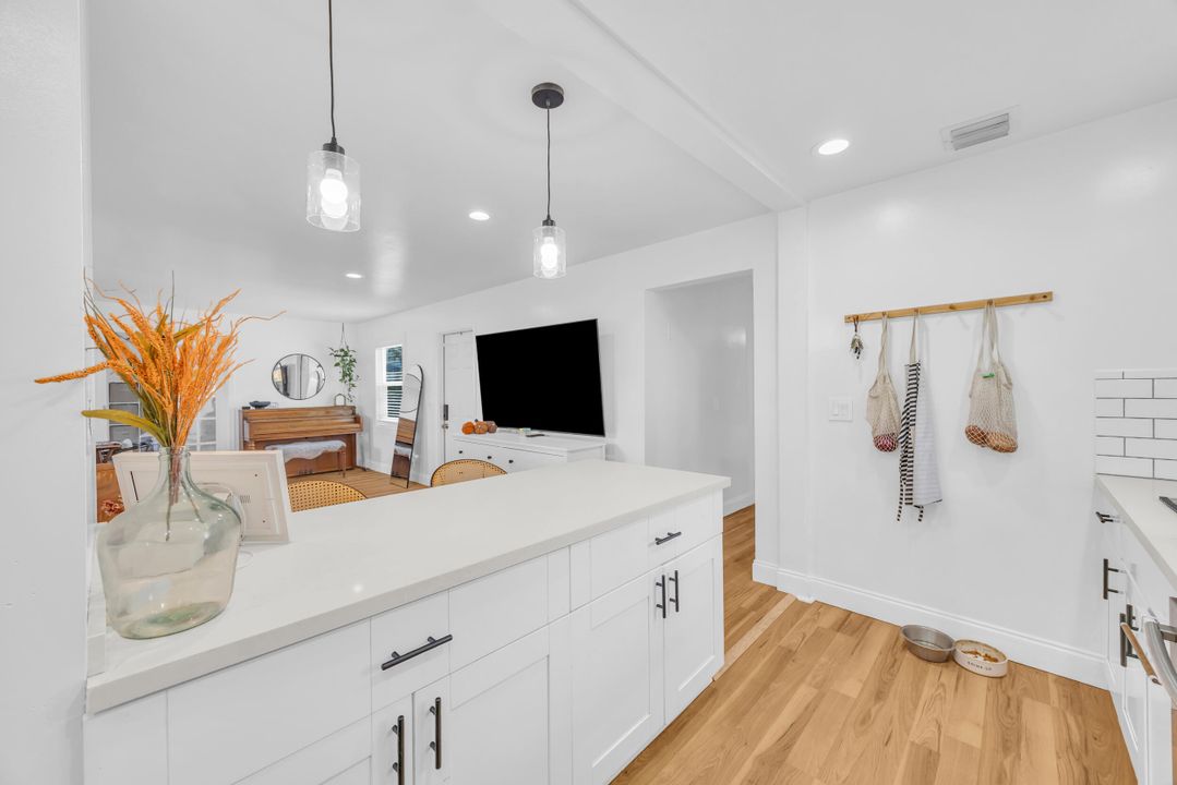 For Sale: $389,000 (2 beds, 1 baths, 944 Square Feet)