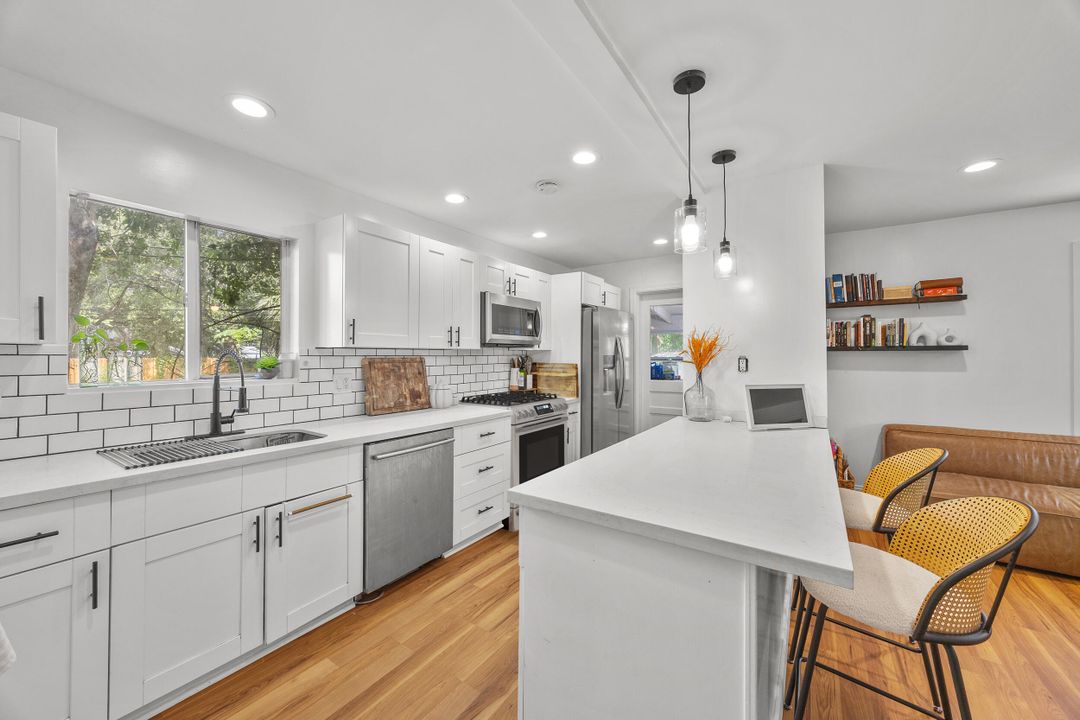 For Sale: $389,000 (2 beds, 1 baths, 944 Square Feet)