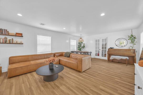 For Sale: $389,000 (2 beds, 1 baths, 944 Square Feet)