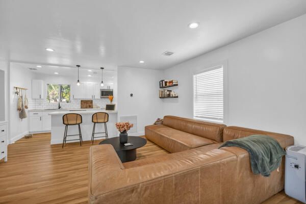 For Sale: $389,000 (2 beds, 1 baths, 944 Square Feet)