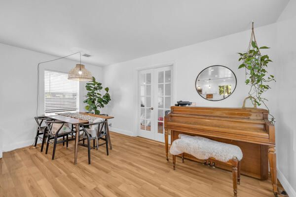 For Sale: $389,000 (2 beds, 1 baths, 944 Square Feet)