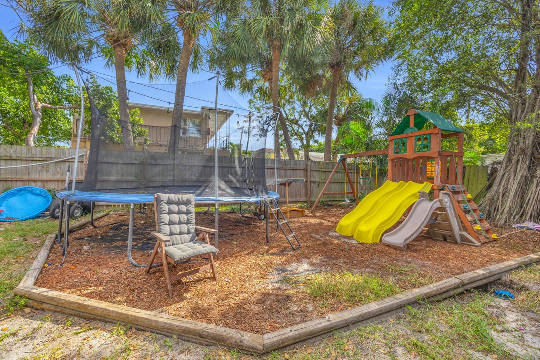 For Sale: $389,000 (2 beds, 1 baths, 944 Square Feet)