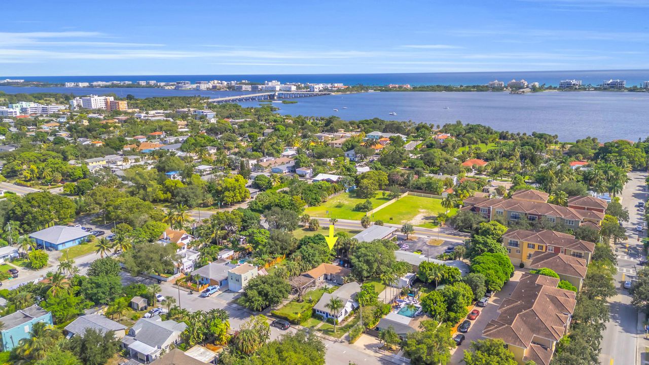 For Sale: $389,000 (2 beds, 1 baths, 944 Square Feet)