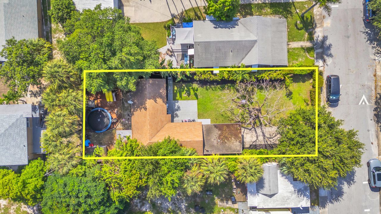 For Sale: $389,000 (2 beds, 1 baths, 944 Square Feet)